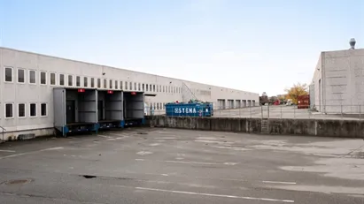 Højloftet lagerlejemål m. masser porte og effektivt lasteområde