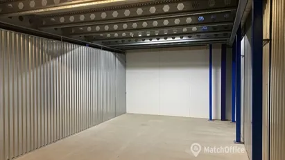 Rummeligt tørt lager i gadeplan med port - bil kan køres helt til lager